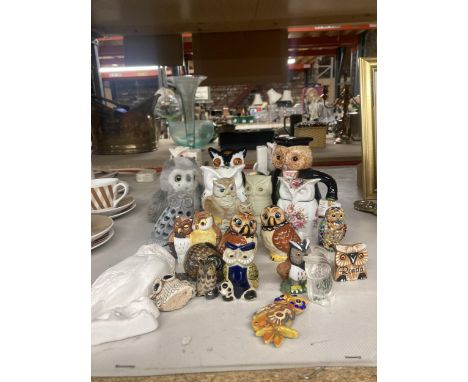 A QUANTITY OF CERAMIC AND GLASS OWLS 