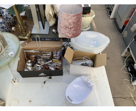 AN ASSORTMENT OF ITEMS TO INCLUDE FLAT WARE, A STEAMER AND A LAMP ETC 