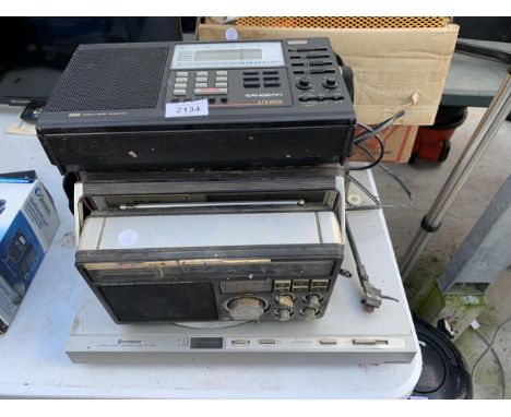 AN ASSORTMENT OF VINTAGE AND RETRO RADIOS TO INCLUDE SANGEAN AND PANASONIC ETC 