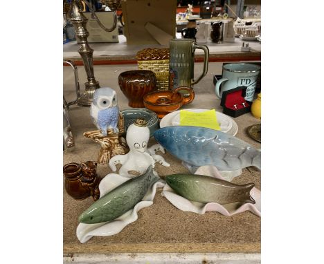 A QUANTITY OF CERAMIC ITEMS TO INCLUDE TWEMLOW WARE FISH, DEVON STUDIO POTTERY, WADE, ETC 