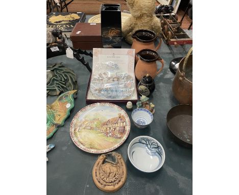 A QUANTITY OF CERAMICS TO INCLUDE CABINET PLATES, STONEWARE MILK AND FRUIT JUICE JUGS, HUMMEL FIGURE, ORIENTAL BOWLS, ETC 