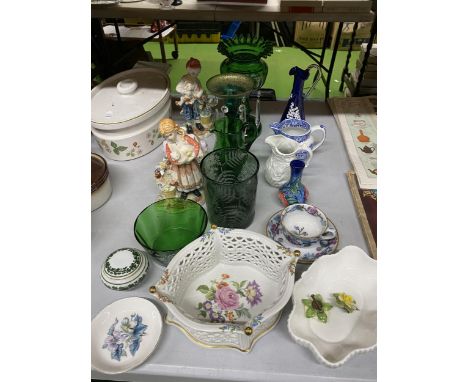A MIXED LOT TO INCLUDE VINTAGE GREEN GLASS VASES AND JUGS WITH EMBOSSED AND ETCHED DETAILS, CERAMIC FIGURES, A COALPORT COTTA