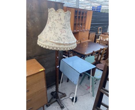 A MID 20TH CENTURY OAK SPANISH STYLE STANDARD LAMP COMPLETE WITH SHADE 