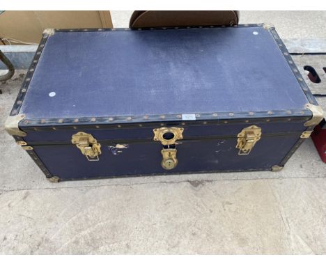 A LARGE VINTAGE TRAVEL CASE 