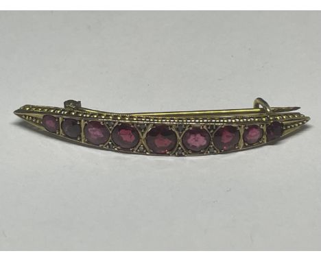 A 9CT YELLOW GOLD &amp; RUBY STONE CRESCENT BROOCH, BOXED, WEIGHT 2G 