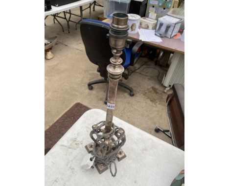 A DECORATIVE VINTAGE METAL TABLE LAMP 
