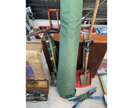 AN ASSORTMENT OF GARDEN TOOLS TO INCLUDE SHEARS, A FORK AND A SPADE ETC 