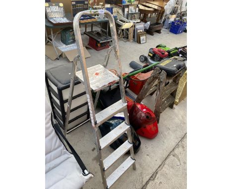 A FOUR RUNG ALUMINIUM STEP LADDER 
