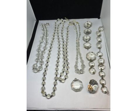 FOUR VINTAGE NECKLACES TO INCLUDE GLASS AND CRYSTAL AND A COLLECTION OF FURTHER CRYSTALS 