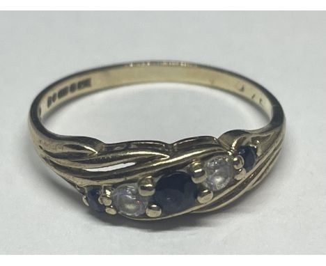 A 9 CARAT GOLD RING WITH THREE SAPPHIRES AND TWO CUBIC ZIRCONIAS ON A TWIST DESIGN SIZE M/N 