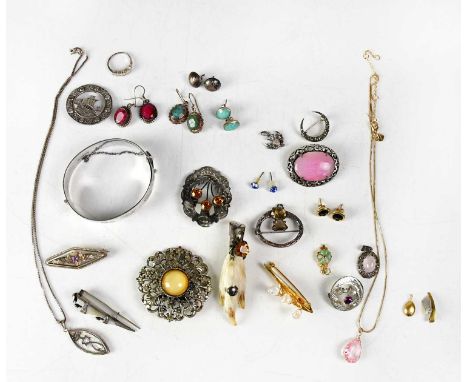 A quantity of costume jewellery, mainly Scottish hardstone set brooches, a ptarmigan foot brooch, various Sterling and hallma