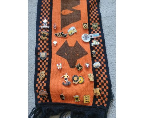 WOLVERHAMPTON WANDERERS VINTAGE WOOLEN SCARF WITH CIRCA 50 BADGES ATTACHED
&nbsp;
Ref TM
