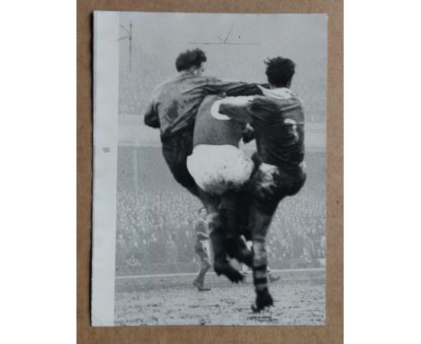 1956/57 ARSENAL V EVERTON PUBLISHED PRESS PHOTO
8 x 5 inch. Good condition.