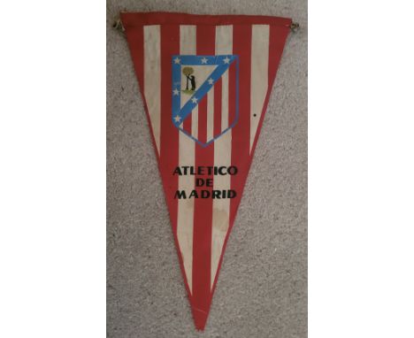 VINTAGE ATHLETICO MADRID PENNANT
Some age related wear
6 x 10 Inches