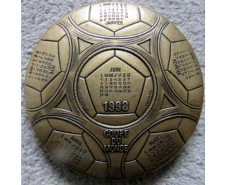 1998&nbsp; WORLD CUP METAL PAPERWEIGHT
Unusual item 4'' inches in diameter and quite heavy
REF SW
&nbsp;