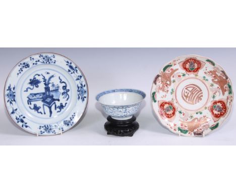 A Chinese klapmut bowl, painted in tones of underglaze blue with flowers and leafy scrolls, trellis border, 14cm diam, fret m
