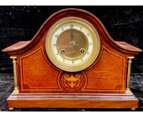 An Edwardian mahogany mantel clock, arched case, the central panel inlaid with an acanthus capped two handled urn, outlined w
