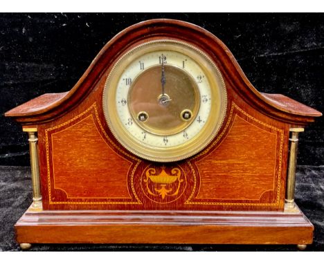 An Edwardian mahogany mantel clock, arched case, the central panel inlaid with an acanthus capped two handled urn, outlined w