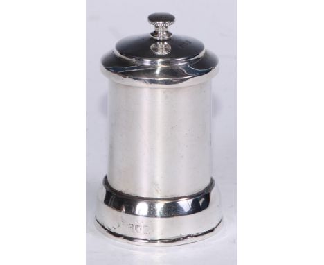 A Victorian silver pepper grinder, 9.5cm high, London 1900 