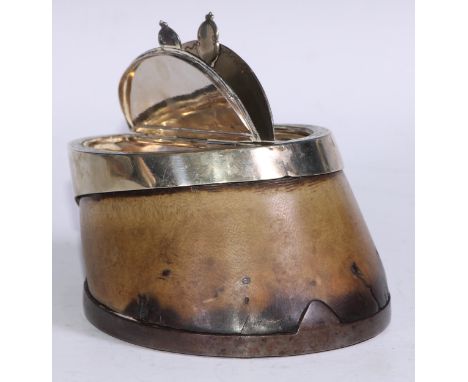 A Victorian E.P.N.S mounted horse hoof twin-compartment table snuff box, the hinged covers outlined with bright-cut engraved 