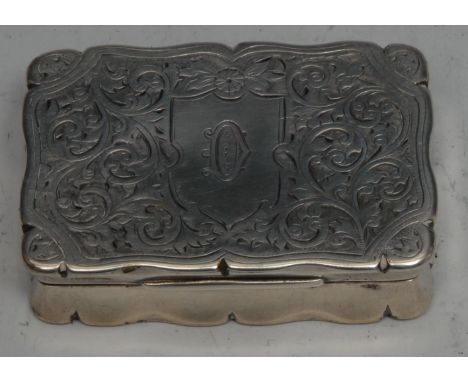 An Edwardian silver shaped rectangular snuff box, hinged cover engraved with scrolling foliage, gilt interior, 5.5cm wide, Bi