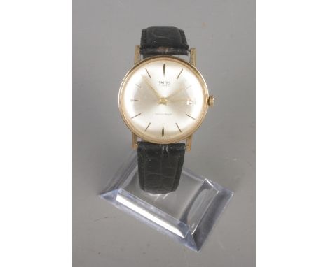 A gents gold plated Smiths manual wristwatch. Having baton markers, centre seconds and date display.  Running.