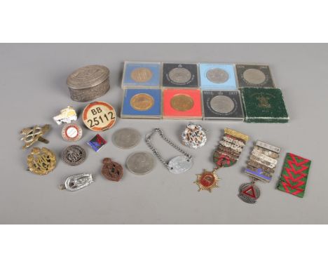 A quantity of collectable coins and military badges, to include white metal trinket box, RAF cap badges, Festival of Britain 