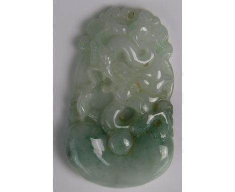 A Chinese carved jade pendant decorated with a dragons head and pearl, 4.5cm long.