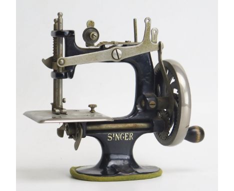 Singer, a child's manual operated sewing machine, 18cm long.