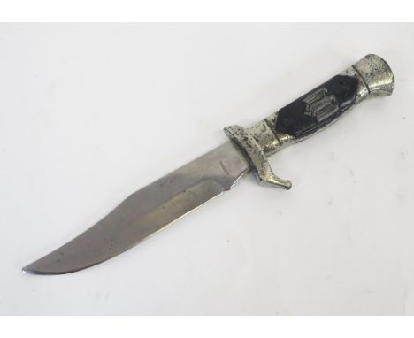 A reproduction WW2 fighting knife with 15cm blade, and chequered grip, overall length 26cm.  WE DO NOT POST THESE ITEMS IN HO