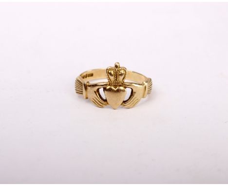 A 14k gold Claddagh ring. 4.2g Size S