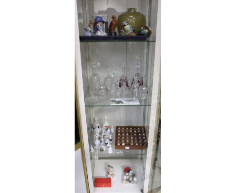 A collectors lot to include various glass bowls and trinket pots, ceramics bowls, a thimble display case with a quantity of t