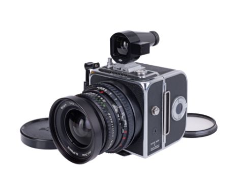 1977, chrome, serial no. UUW15393, with Carl Zeiss Biogon T* f/4.5 38mm lens, black, serial no. 5766826, body, VG-E, lens, VG