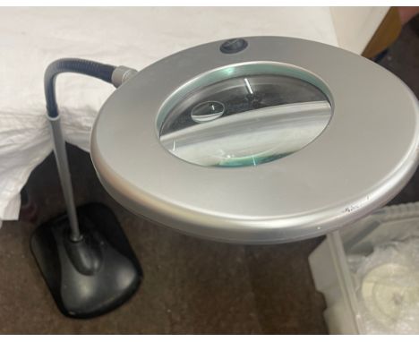 Large magnifying light 