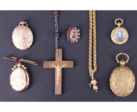 A quantity of vintage gilt metal jewellery including an amethyst and seed pearl brooch, lockets, and guard chain, together wi