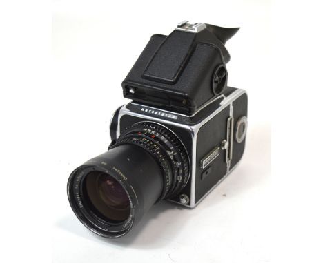 A Hasselblad 500C/M camera and a Carl Zeiss Nr6362879 Distagon 1:4 F-50mm lens (2).