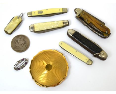 Six assorted pocket knives, a Victorian silver crown (1898) and a Stratton compact.