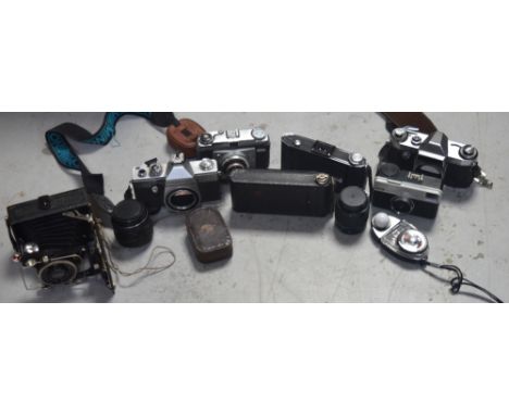 A quantity of cameras to include a Zeiss Ikon Ikoflex leather cased camera with two colour lenses, a Zeiss Ikon Compur plate 