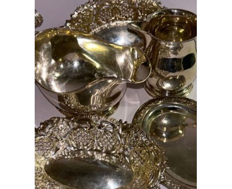 A collection of silver items to include 20th century gravy boat and others total gross 272g