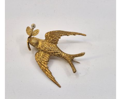 A 15ct. gold brooch, fashioned as a swallow in flight with engraved feather detail, length 28mm (2.9g), in associated Garrard