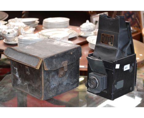 Cameras - a Graflex-Series B curtain aperture, leather case en suite