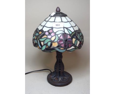 Reproduction Tiffany style table lamp with leaded glass shade, 32cm high 