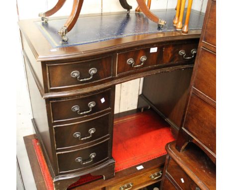 Reproduction mahogany twin pedestal desk, the shaped top above nine drawers on bracket feet, 120cm wide 