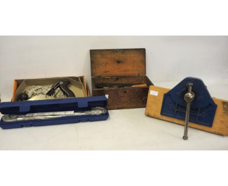 Stanley No. 5 smoothing plane in original box, a large Record vice and a quantity of hand tools 