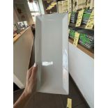 LOT: (36) Assiettes Blanches, 14'' x 6''