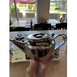 LOT: (8) Théières en Acier Inox.