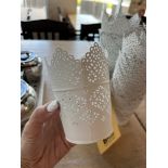 LOT: (23) Bougeoirs Blancs