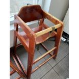 LOT: (2) Chaises-Hautes en Bois, pour Bébés