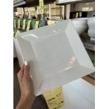 LOT: (30) Assiettes Blanches, 10.25'' x 10.25''