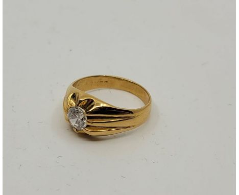 A gentleman's 18ct. gold paste set ring, set central paste, size UK T. (gross weight 7.5g)